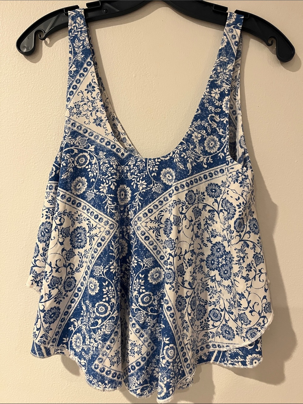 Blue & White Floral Scoop Neck Women's Tank Top